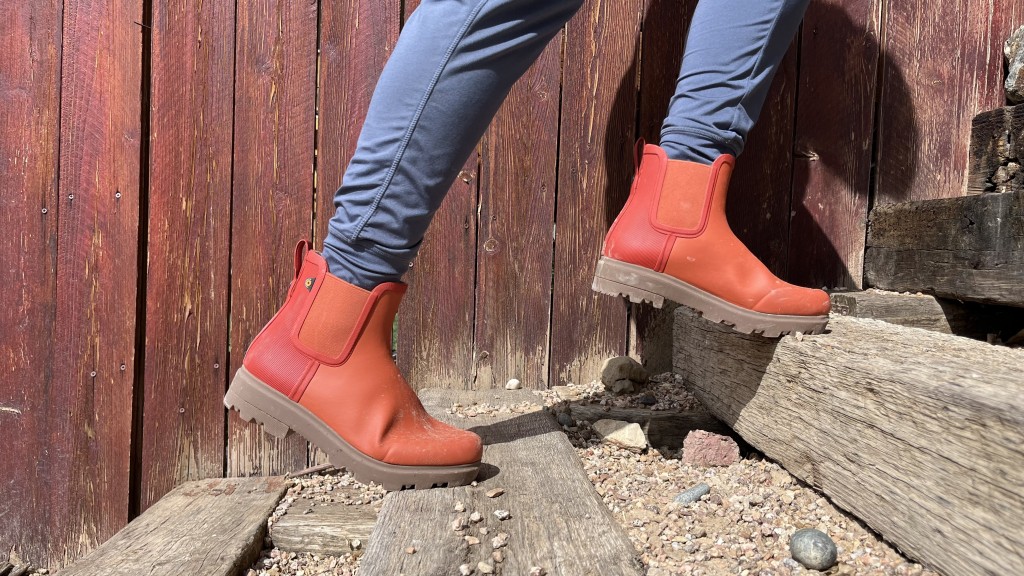 bogs holly chelsea - a shorter ankle height lends to greater comfort, step after step.