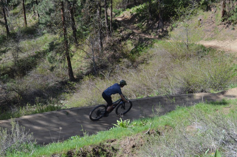 oneup components v3 - cruising along with the saddle way down and out of the way.