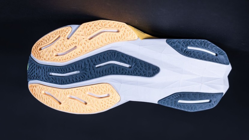 new balance fuelcell rebel v4 - the rebel v4 has a very wide platform.