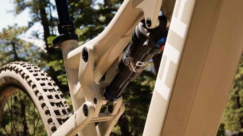 ari wire peak 2.0 comp - the x-fusion 02 pro rl mounts to the top tube and a linkage...