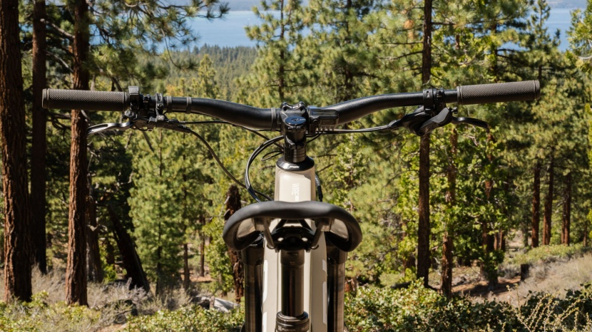 ari wire peak 2.0 comp - despite being powered, the wire peak's cockpit remains fairly clean...