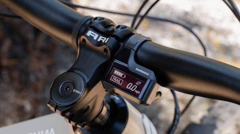 ari wire peak 2.0 comp - a clean and clear display sits aside the 55mm ari stem.