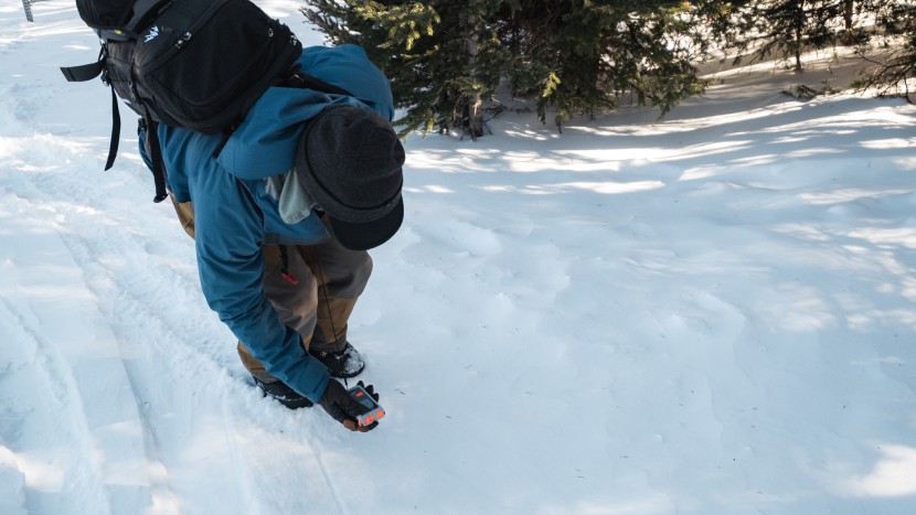 avalanche beacon - intuitive interfaces that highlight easy-to-follow instructions tend...