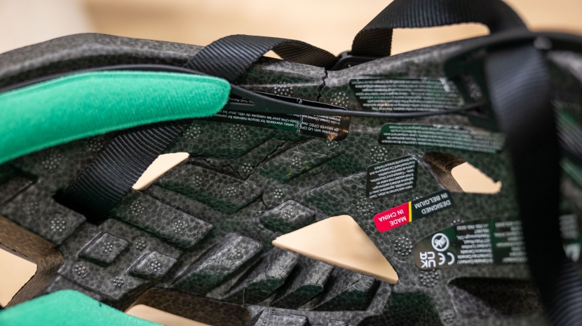 apr&Atilde;&copy;s impact test, we can see cracks that have formed in the eps...