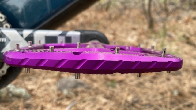 mountain bike flat pedals - the convex platform of the ripsaw, is taller at the axle and...