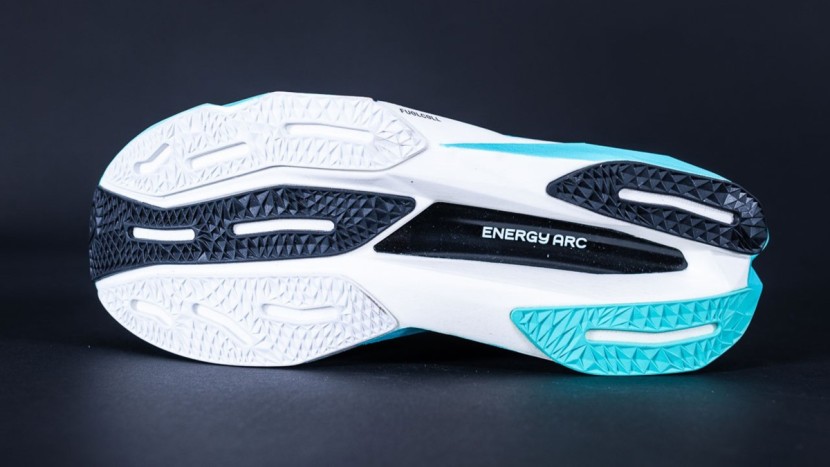 new balance fuelcell supercomp elite v4 for women - the shallow lugs of the supercomp make it lightweight but less...