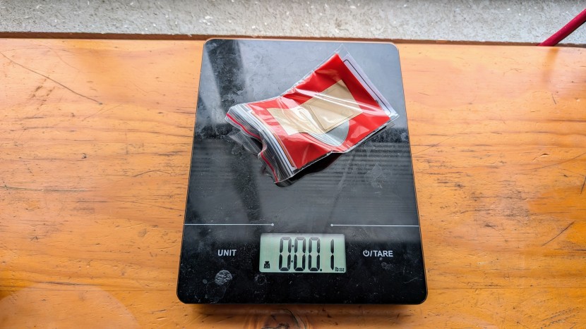 the repair kit weighs 0.1 ounces.