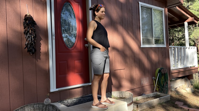 kuhl freeflex 10" cargo for women - because the freeflex material is smooth, this pair is easy to dress...