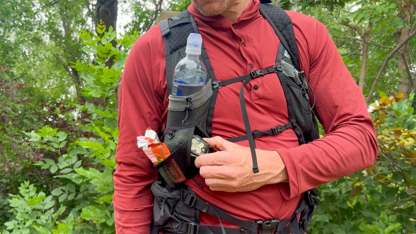 six moon designs swift v - the pockets in the running vest-inspired shoulder straps have space...