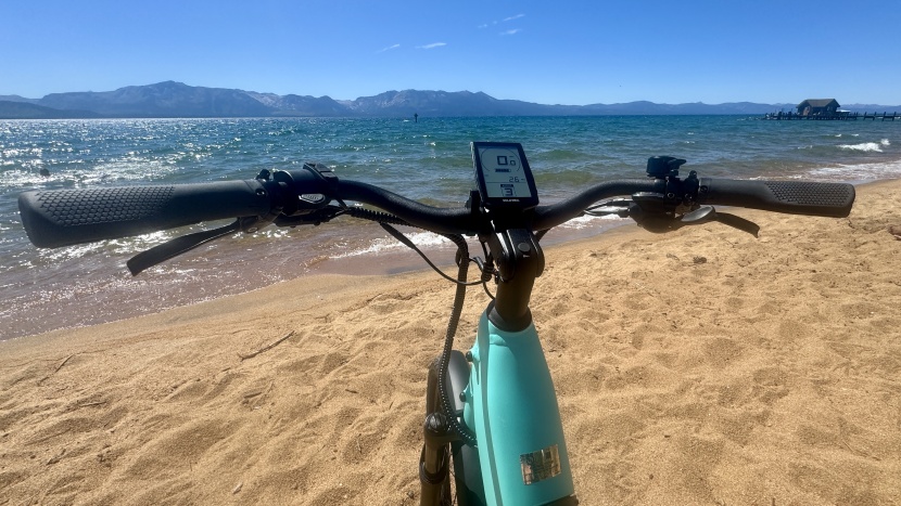 velotric discover 1 plus - the swept-back handlebar and wide grips give the bike a mellow...