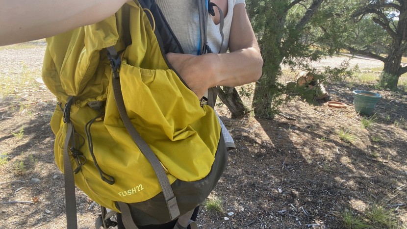 rei co-op flash 22l for women - the easy access, side stow pocket of the flash.
