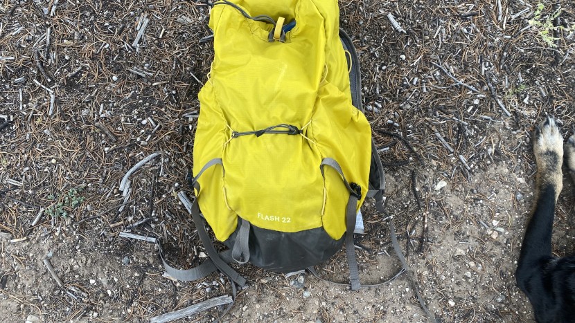 rei co-op flash 22l for women - this pack has a unique strap system, allowing you to cinch down the...