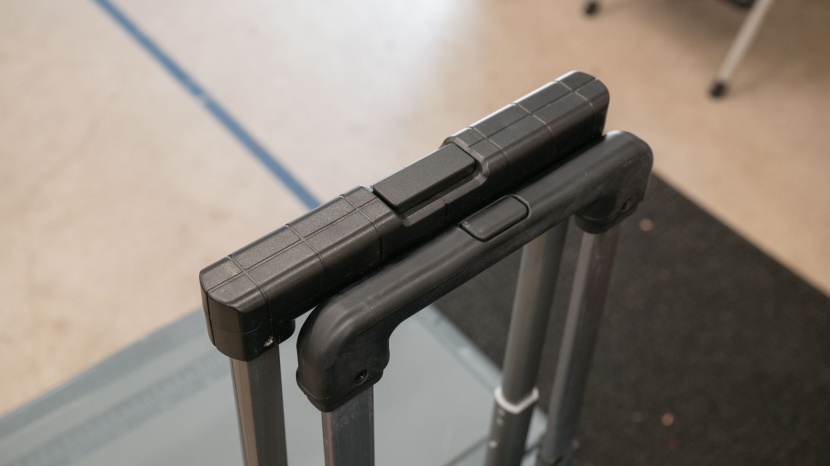 both the yeti roadie and xspec towable have wide plastic handle...