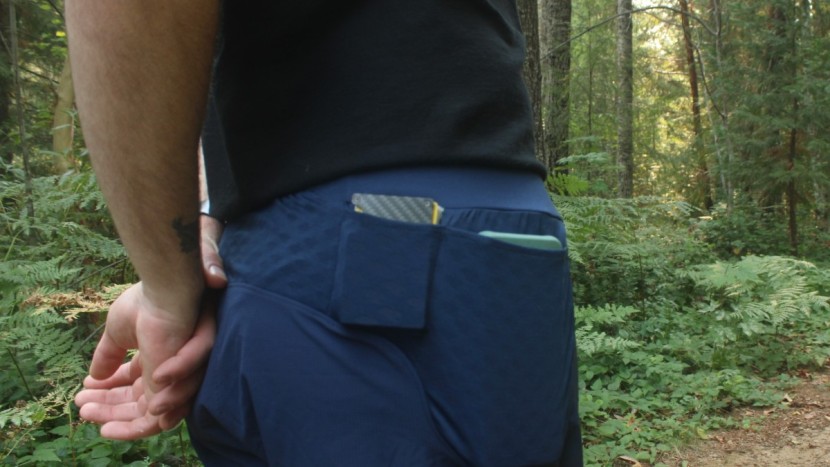 running shorts men - showing off the large storage capacity of the rabbit fkt 2.0 5"...