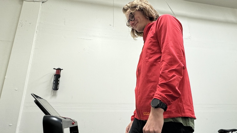 urevo strol 1 pro foldable treadmill - at 6' 2', looking down at the device shelf feels like a strain.