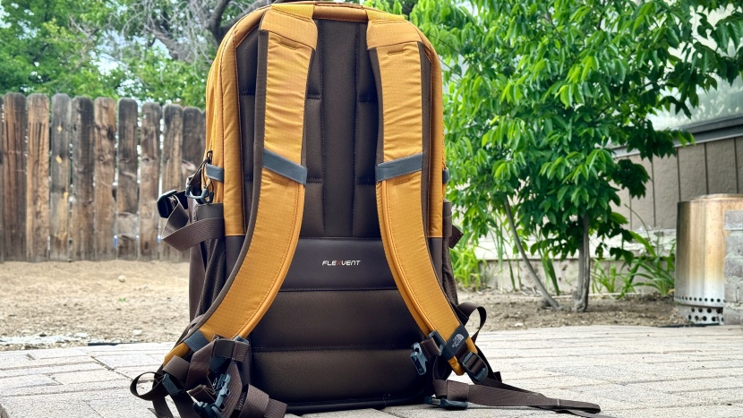 the interesting partially-rigid back panel of the recon provides...