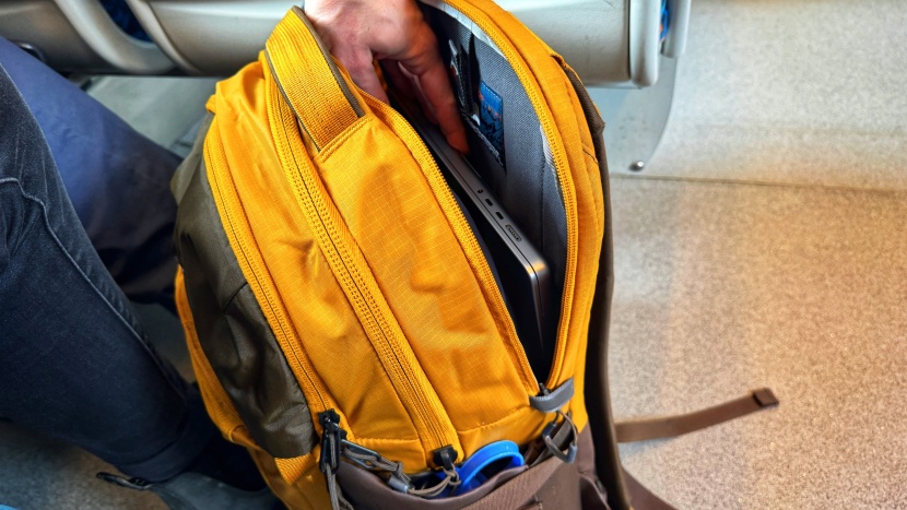 a 15-inch macbook looks positively small in the recon's enormous...