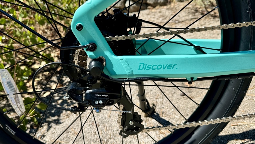 velotric discover 1 plus - a shimano tourney 7-speed derailleur and kmc chain connect with a...