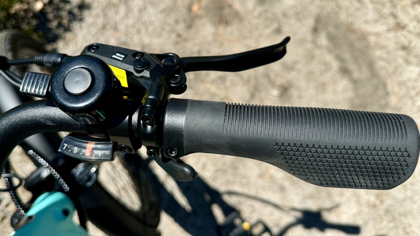 the under bar shifter leaves room for the included bell.