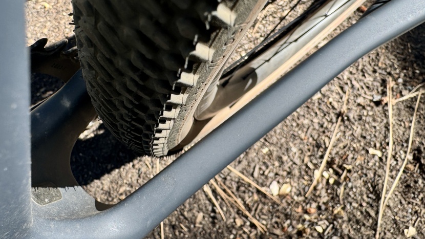 canyon grail cf sl 7 axs - with the stock 40mm tires you can see there is minimal chainstay...