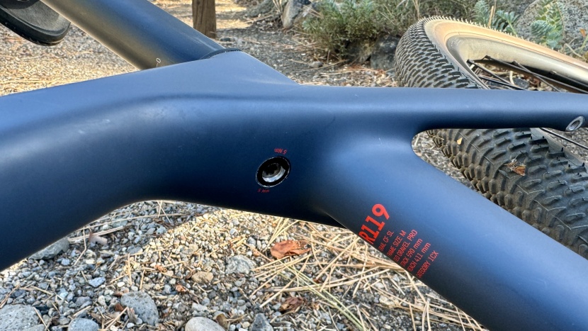 canyon grail cf sl 7 axs - the reinvented seatpost clamp gives the frame clean lines and a...