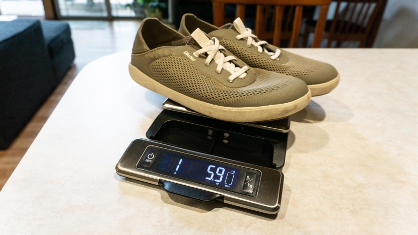 olukai moku pae - at 1 pound, 5.9 ounces, we were impressed with the overall quality...