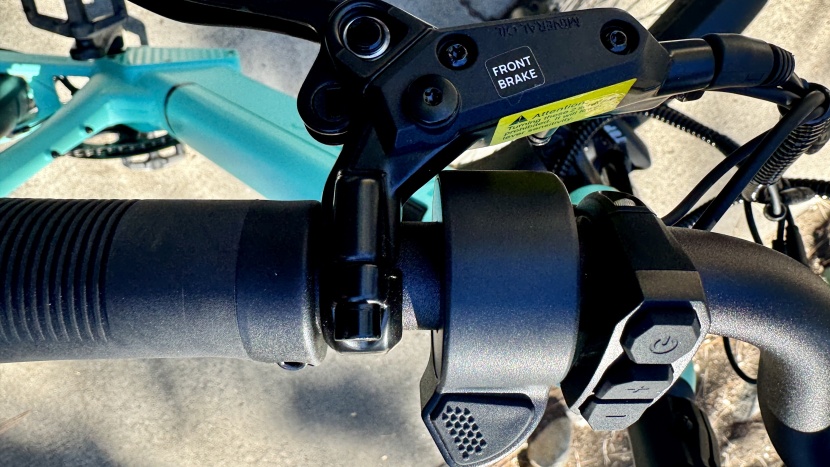 velotric discover 1 plus - the throttle sits within reach of your left thumb but just barely;...