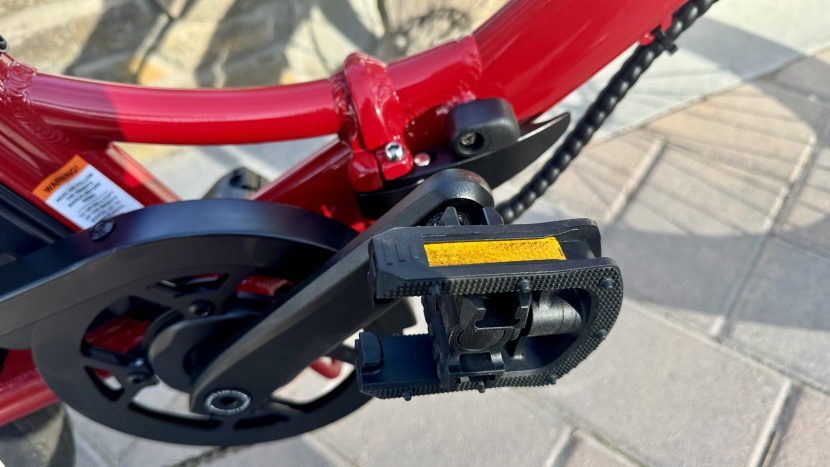 the foldable pedals are easy to operate.