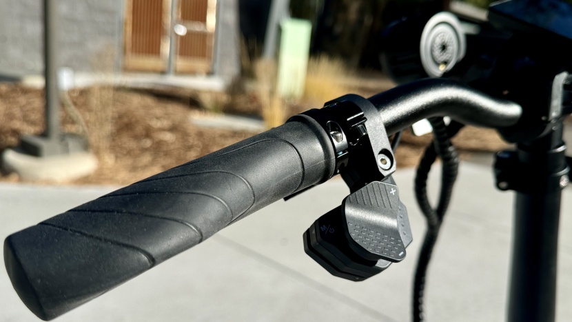 blix vika x - the electric shifter also houses the bike's power button.