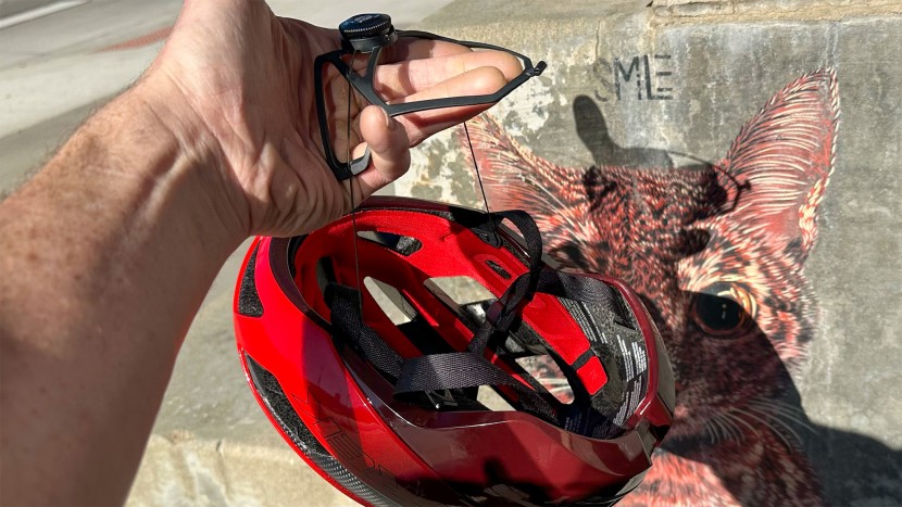 trek velocis mips - the back harness can dis-attach itself from the back of the helmet...