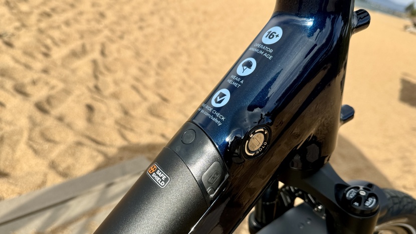 a lockable battery and a few good reminders on the top tube.