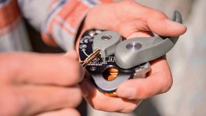 lock the dial in place again once in the correct mode.