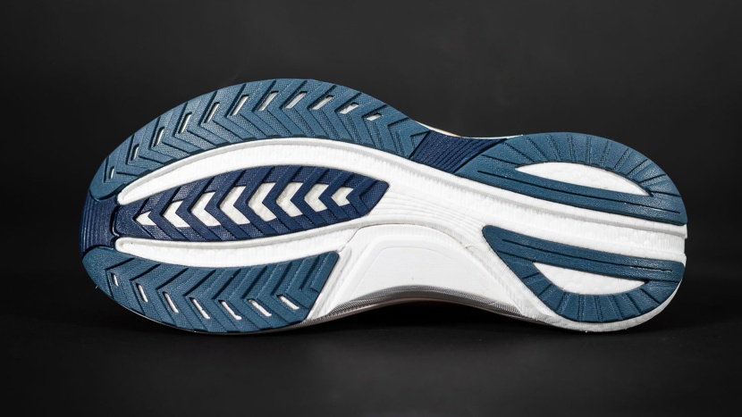 saucony tempus 2 - the tempus' rubber outsole grabs well on various surfaces.