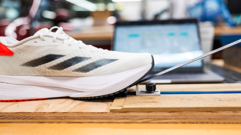 measuring the rocker angle geometry on the adizero sl2.