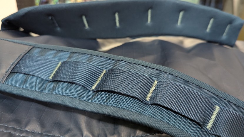 the straps are well padded and have some extra daisy chain loops.