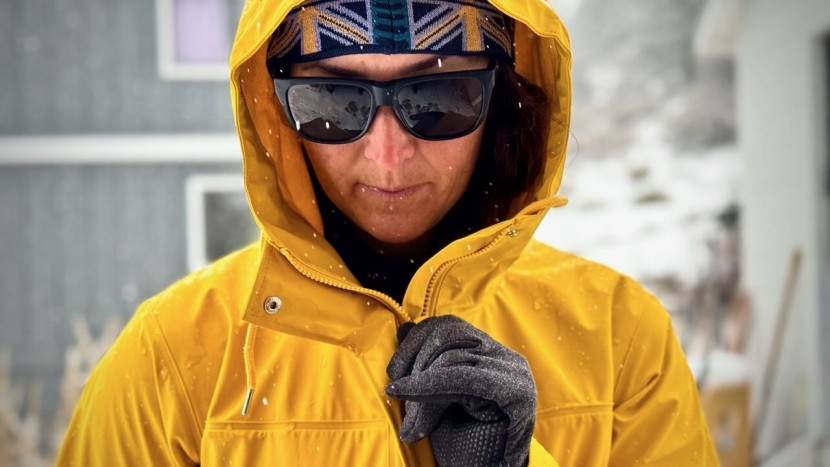 the basic design offers a ykk zipper that is durable and easy to use.