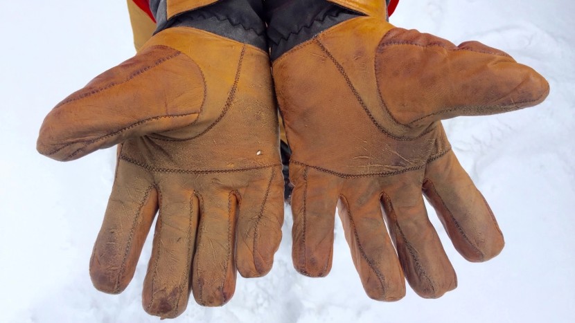 ski gloves - after relatively gentle use, the legend already showed signs of wear...