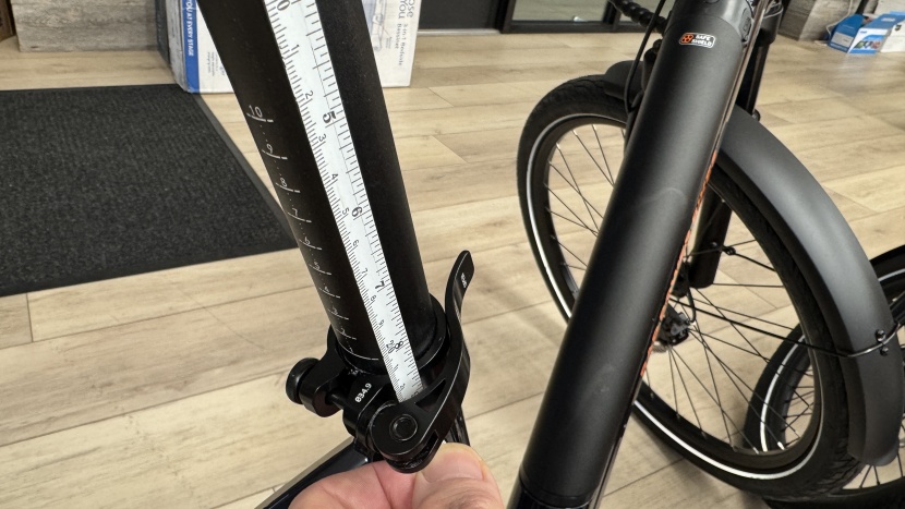 a total adjustability of 8.5" on the 31.6mm alloy seatpost.