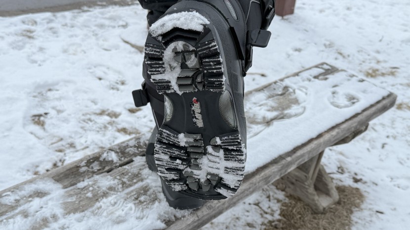 baffin impact - sharp lugs bite into the terrain and prevent slipping.