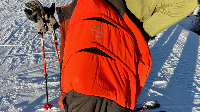 helly hansen alpha 4.0 - horizontal flaps in the insulation around the back of the jacket...