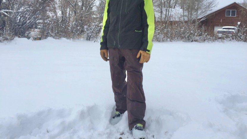 ski pants men - the loose and "core" style of flylow gear.