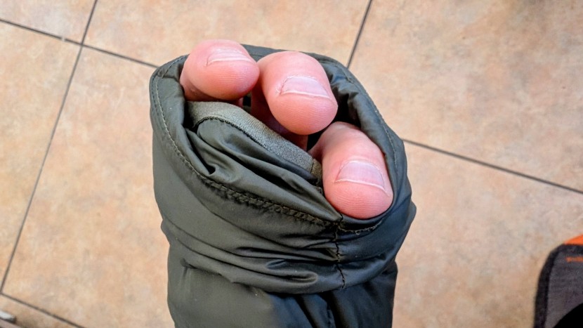 decathlon simond mt100 hooded puffer - the stretch knit wrist cuffs are very comfortable without adding...