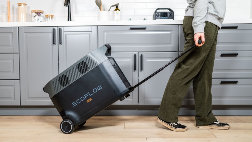 power station - while we liked the ergonomics of ecoflow's wheels and handle design...