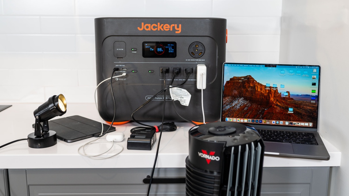 Jackery Explorer 2000 Plus Review