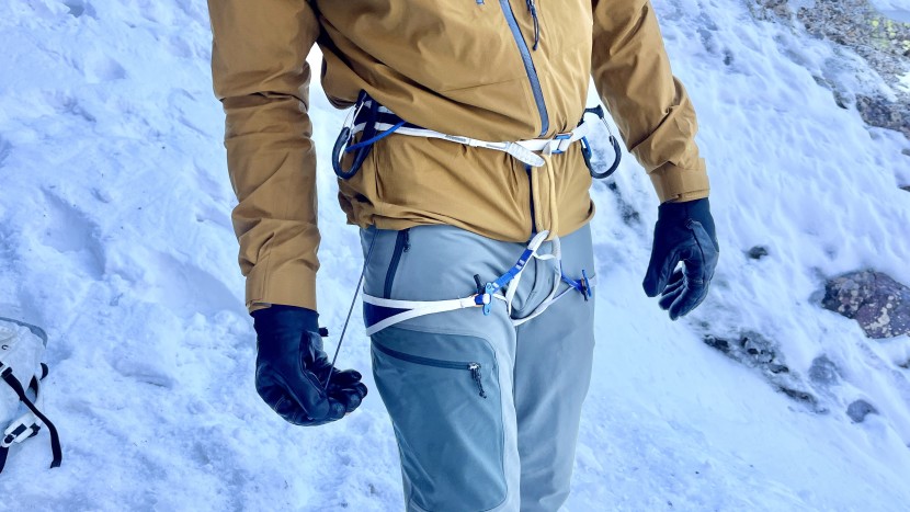 a low-profile hem drawcord helps seal out the elements from below.