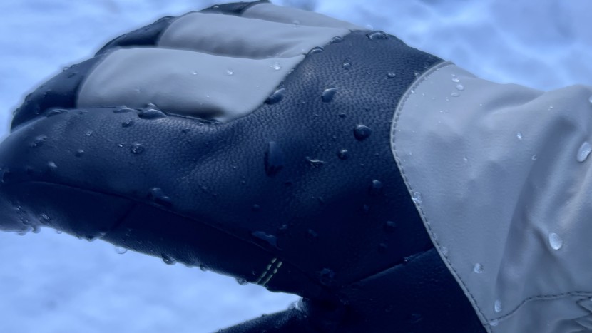 arc'teryx fission sv glove - a closer look at the effective water beading on the fission.