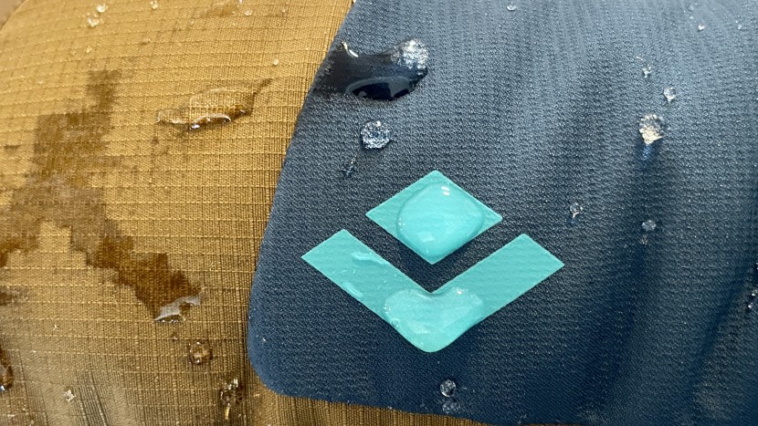 black diamond mercury mitt for women - even with a couple minutes of dunking, the exterior hardly absorbed...