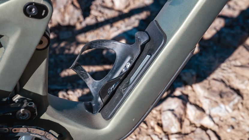 the in-frame storage is quiet and easy enough to access with gloves...