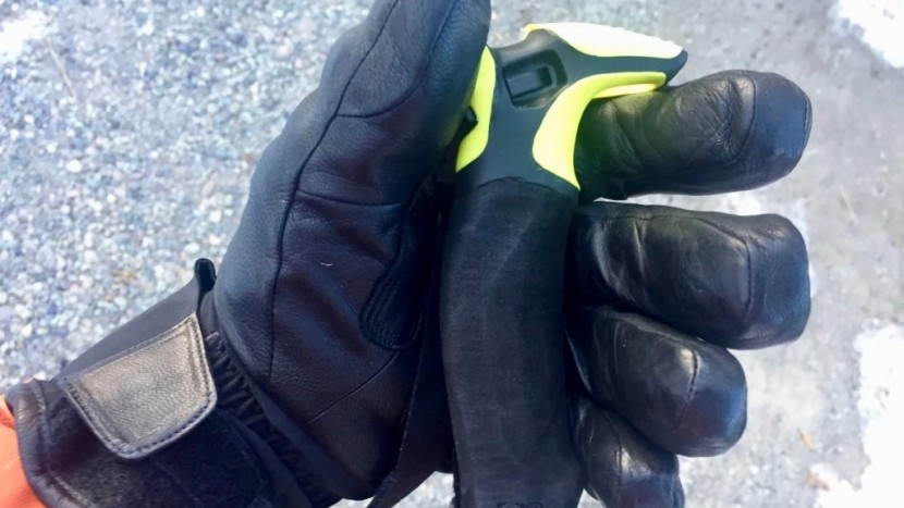 the g3 via carbon's foam grip is nicely contoured and comfortable...