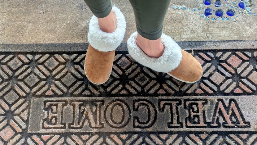 slippers womens - the fur band surrounding the entrance to the ku'i slide-on keeps...